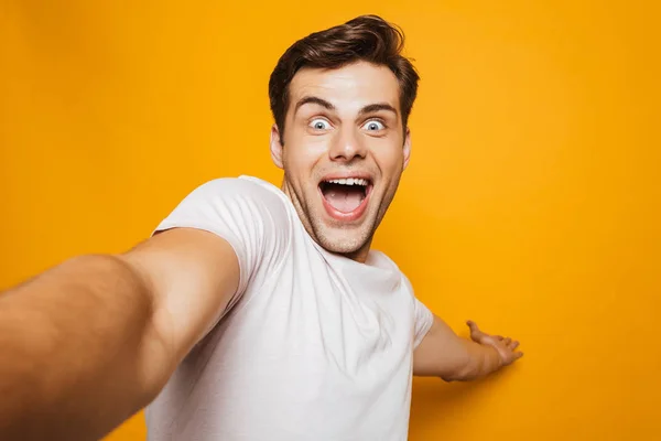 Πορτρέτο Ενός Ενθουσιασμένος Νεαρού Άνδρα Λαμβάνοντας Μια Selfie Χέρι Outsretched — Φωτογραφία Αρχείου