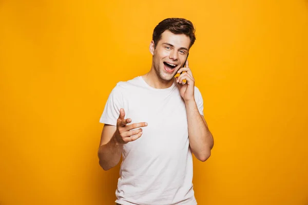 Portrét Šťastný Mladý Muž Mluví Mobilním Telefonu Žlutém Pozadí Samostatný — Stock fotografie