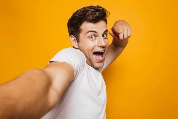 Retrato Jovem Feliz Tirando Uma Selfie Com Mão Estendida Apontando — Fotografia de Stock