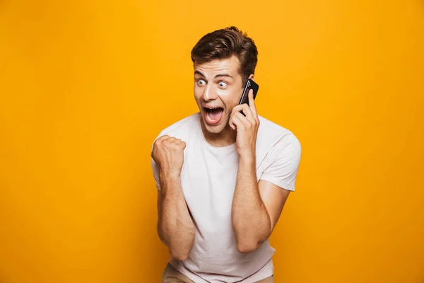 Cep Telefonu Izole Sarı Arka Plan Üzerinde Konuşurken Mutlu Bir — Stok fotoğraf