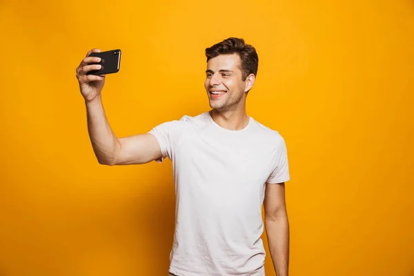 Retrato Joven Alegre Tomando Una Selfie Aislada Sobre Fondo Amarillo — Foto de Stock