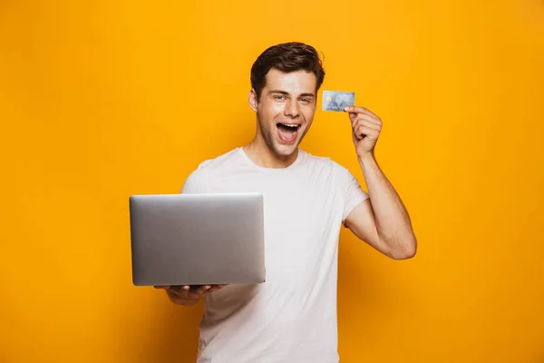 Retrato Joven Alegre Sosteniendo Ordenador Portátil Mostrando Tarjeta Crédito Aislada — Foto de Stock