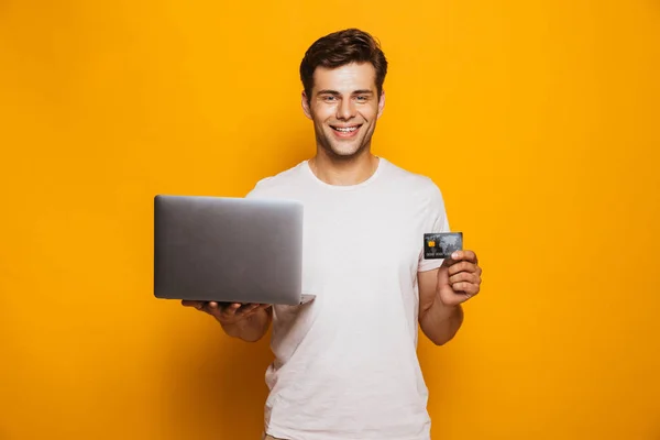 Retrato Joven Feliz Sosteniendo Computadora Portátil Mostrando Tarjeta Crédito Aislada — Foto de Stock