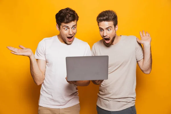 Retrato Dos Jóvenes Sorprendidos Mejores Amigos Mirando Ordenador Portátil Hombros — Foto de Stock