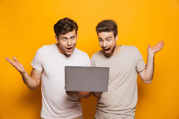 Retrato Dois Jovens Confusos Melhores Amigos Olhando Para Computador Portátil — Fotografia de Stock