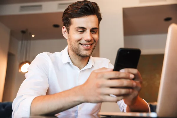 Portrét Šťastný Mladý Formální Oblečený Muž Drží Mobil Pracuje Přenosném — Stock fotografie