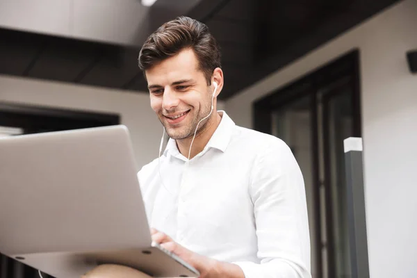 Retrato Joven Guapo Vestido Formal Hombre Auriculares Que Trabajan Ordenador — Foto de Stock