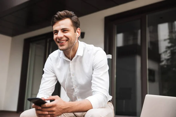 Feliz Joven Formal Vestido Hombre Los Auriculares Sentado Con Ordenador —  Fotos de Stock