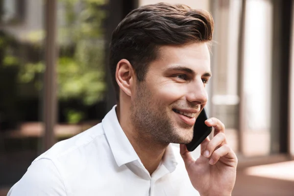 Cep Telefonu Açık Havada Konuşurken Bir Yakışıklı Genç Resmi Giyimli — Stok fotoğraf