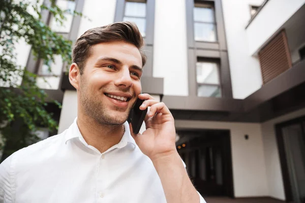 Portret Przystojny Młody Formalne Ubrany Człowiek Rozmowy Telefon Komórkowy Zewnątrz — Zdjęcie stockowe