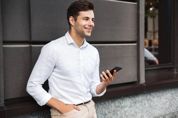 Retrato Joven Vestido Formal Feliz Apoyado Una Pared Aire Libre — Foto de Stock