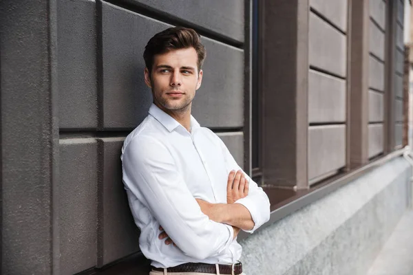 Retrato Joven Vestido Formal Confiado Apoyado Una Pared Aire Libre — Foto de Stock