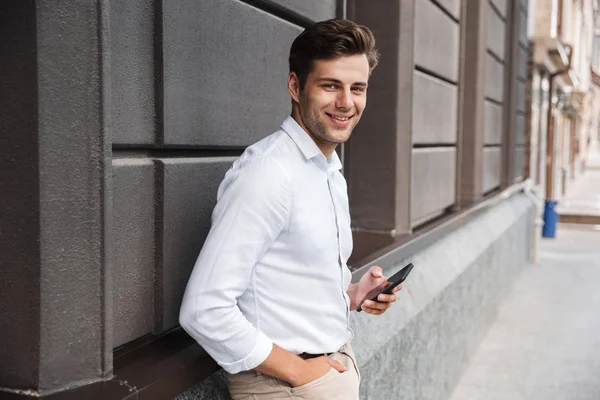 Portrait Confident Young Formal Dressed Man Leaning Wall Outdoors Holding — Stock Photo, Image