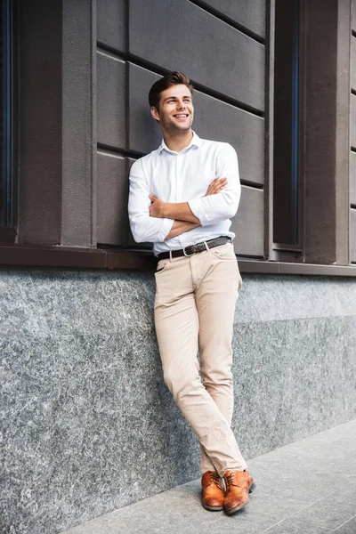 Portrait Happy Young Formal Dressed Man Leaning Wall Outdoors — Stock Photo, Image