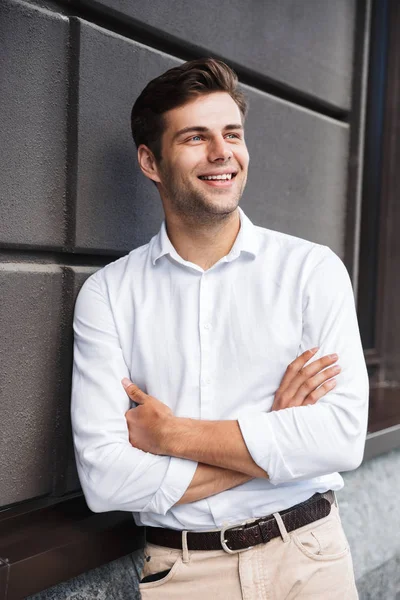 Portrait Jeune Homme Habillé Formel Souriant Appuyé Sur Mur Extérieur — Photo