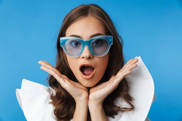 Porträt Eines Aufgeregten Jungen Mädchens Sommerkleidung Mit Sonnenbrille Das Isoliert — Stockfoto