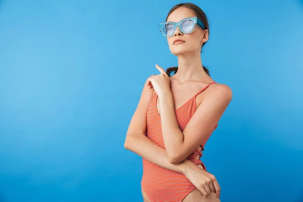 Retrato Uma Menina Bonita Maiô Usando Óculos Sol Olhando Para — Fotografia de Stock