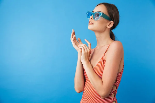 Ritratto Una Giovane Ragazza Attraente Costume Bagno Indossando Occhiali Sole — Foto Stock