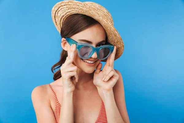 Portret Atrakcyjna Młoda Dziewczyna Stroju Kąpielowym Sobie Okulary Przeciwsłoneczne Kapelusz — Zdjęcie stockowe