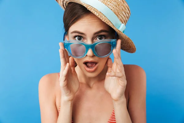 Retrato Una Joven Impactada Traje Baño Con Gafas Sol Sombrero — Foto de Stock