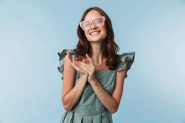 Retrato Uma Jovem Adorável Vestido Óculos Sol Posando Isolado Sobre — Fotografia de Stock