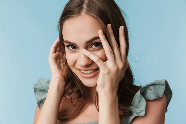 Foto Van Schattige Gelukkig Jongedame Permanent Geïsoleerde Blauwe Achtergrond Zoek — Stockfoto