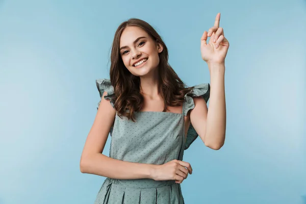 Imagen Joven Dama Feliz Pie Aislada Sobre Fondo Azul Mirando — Foto de Stock