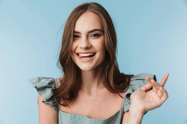 Imagen Una Joven Feliz Mostrando Lengua Pie Aislada Sobre Fondo — Foto de Stock