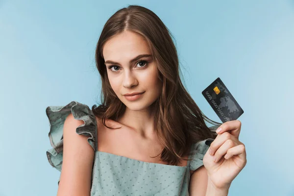 Porträtt Ganska Ung Kvinna Klänning Håller Plast Kreditkort Isolerade Över — Stockfoto