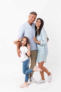 Gri arka plan üzerinde izole portresi mutlu bir aile baba, Anne, küçük kızını sarılma
