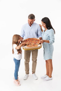 Neşeli bir aile baba, Anne, küçük kızın büyük pizza kutusu gri arka plan üzerinde izole holding portresi
