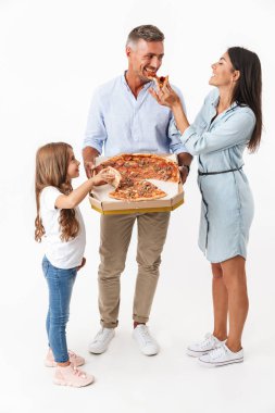 Mutlu bir aile baba, Anne, küçük kızın büyük pizza kutusu gri arka plan üzerinde izole holding portresi