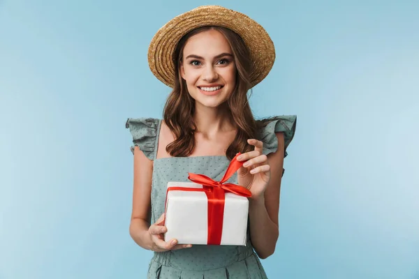 Retrato Una Mujer Feliz Vestido Sombrero Verano Sosteniendo Presente Caja — Foto de Stock