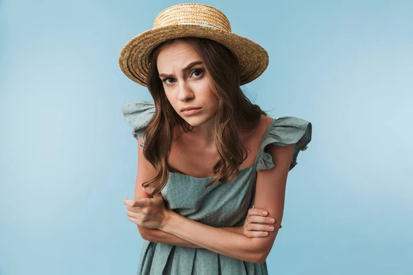 Retrato Uma Mulher Curiosa Vestido Chapéu Verão Olhando Perto Para — Fotografia de Stock
