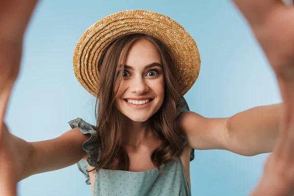 파란색 Selfie를 드레스와 모자에 즐거운 여자의 초상화 — 스톡 사진