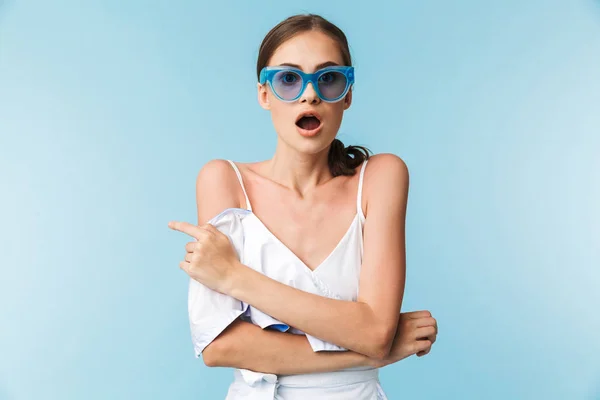 Portret Zdumiony Młoda Kobieta Sukni Okulary Przeciwsłoneczne Pozowanie Białym Tle — Zdjęcie stockowe