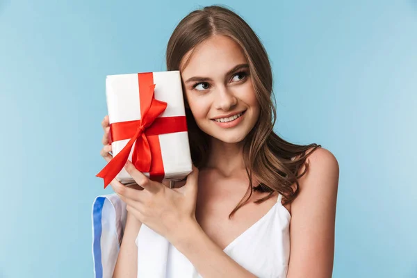 Retrato Una Joven Sonriente Vestido Con Caja Regalo Aislada Sobre — Foto de Stock