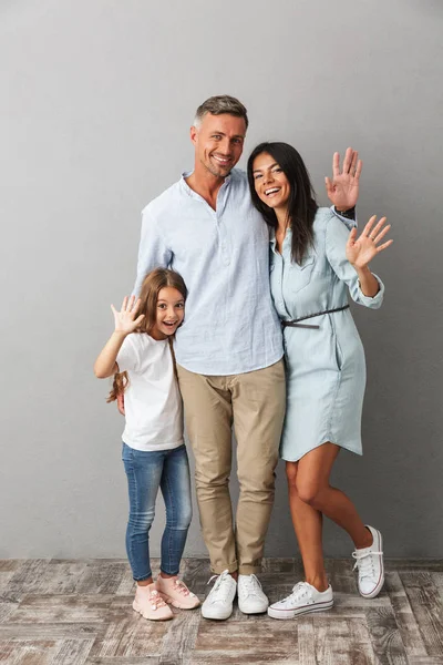 Portret Van Een Gelukkig Gezin Vader Moeder Dochtertje Knuffelen Terwijl — Stockfoto