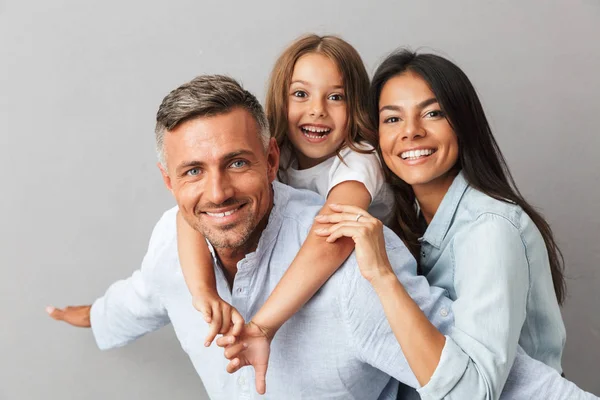 Portret Van Een Gelukkig Gezin Vader Moeder Dochtertje Samen Plezier — Stockfoto