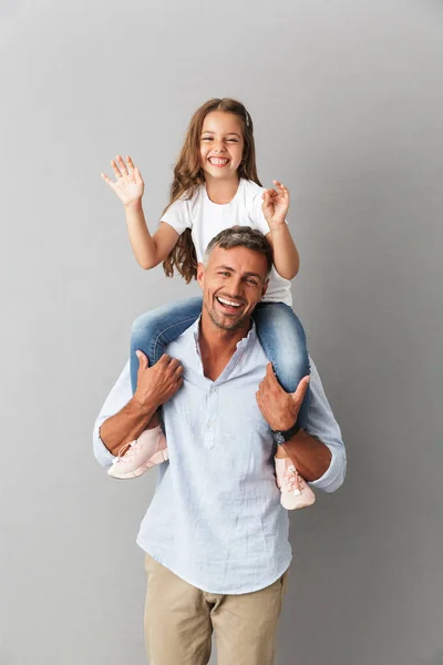 Foto Van Het Vrolijke Familie Glimlachend Camera Terwijl Meisje Met — Stockfoto