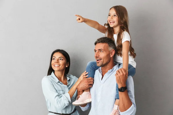 Foto Mulher Família Alegre Homem Sorrindo Olhando Para Lado Enquanto — Fotografia de Stock