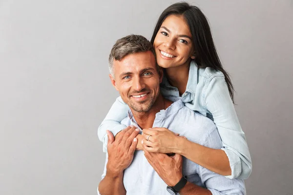 Portret Van Mooie Paar Man Vrouw Basic Kleding Glimlachend Knuffelen — Stockfoto