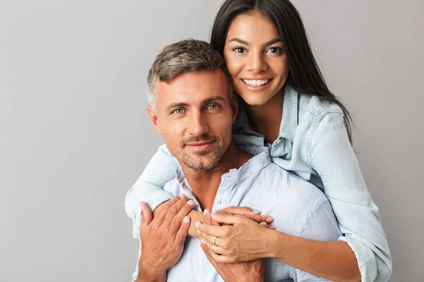 Foto Nahaufnahme Von Zufriedenen Europäern Mann Und Frau Einfacher Kleidung — Stockfoto