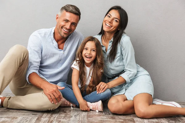 Retrato Uma Família Feliz Pai Mãe Pequena Filha Abraçando Enquanto — Fotografia de Stock