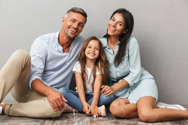 Retrato Pai Família Feliz Mãe Pequena Filha Abraçando Enquanto Sentados — Fotografia de Stock