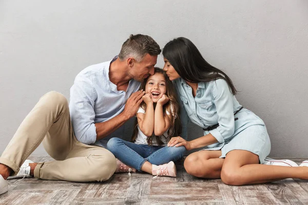 Portrait Père Famille Joyeux Mère Petite Fille Embrassant Assis Ensemble — Photo