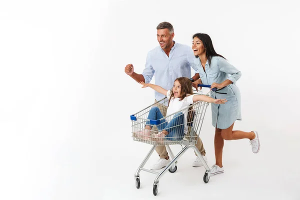 Feliz Familia Runnnig Mientras Que Las Compras Junto Con Carro — Foto de Stock