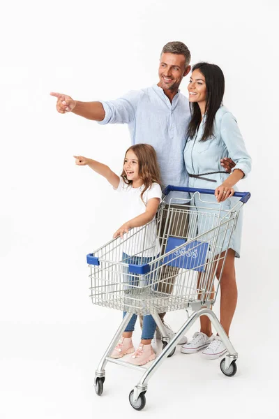 Família Feliz Apontando Para Longe Enquanto Faz Compras Junto Com — Fotografia de Stock