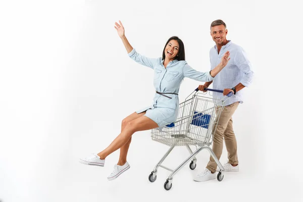 Casal Alegre Andando Com Carrinho Compras Supermercado Mulher Feliz Sentado — Fotografia de Stock