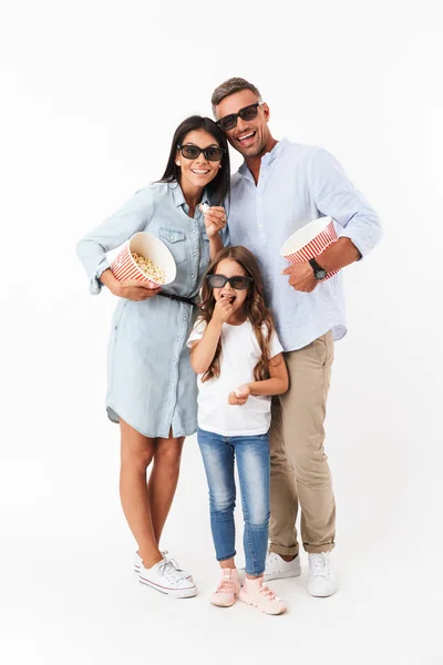 Retrato Uma Família Alegre Pai Mãe Filhinha Óculos Comendo Pipocas — Fotografia de Stock